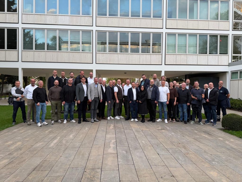 Alle Mitglieder des Deathcare Teams als Gruppenfoto vor dem BDB Gebäude